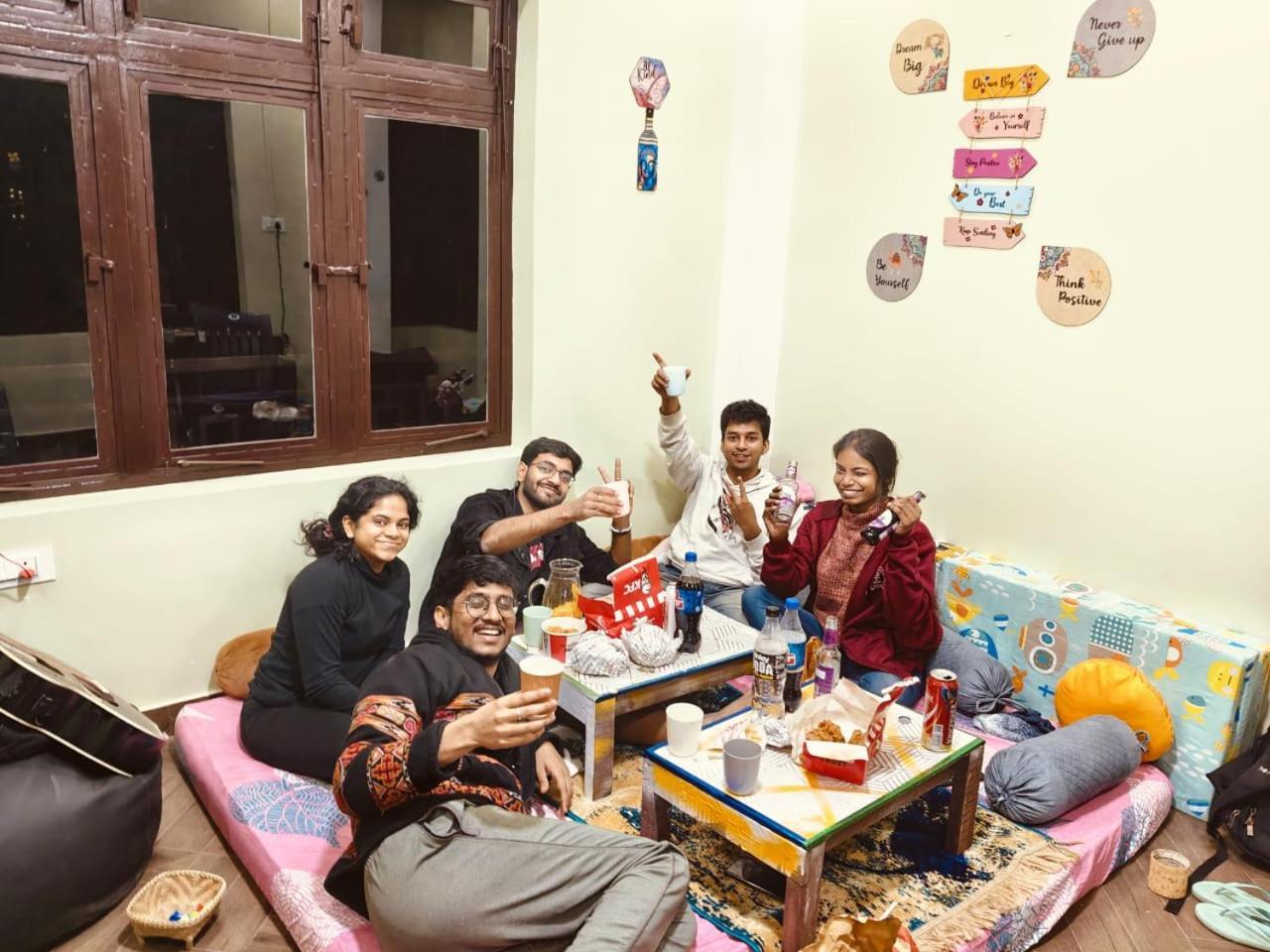 Xtsy Travellers Hostel Shillong Exterior foto